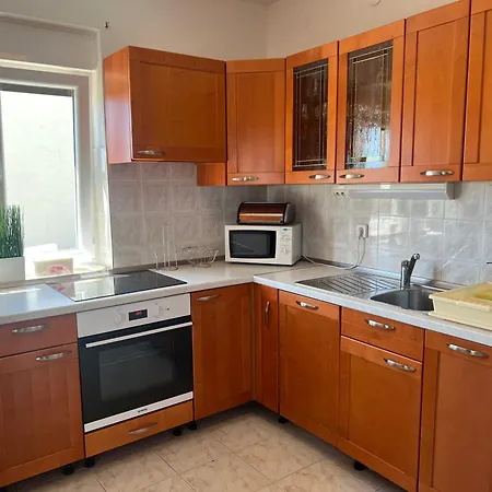 Apartma Tina *